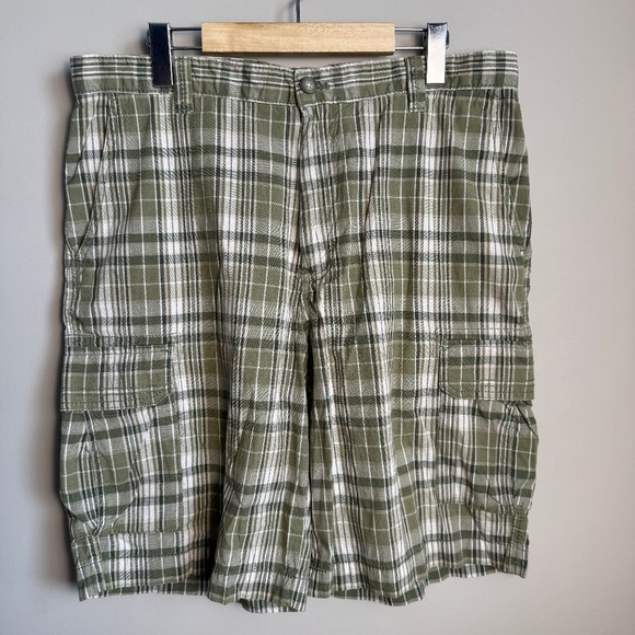 Izod Vintage Y2K Vibe Men's 34 Plaid Golf Cargo Shorts Green‎ Outdoor Cotton - Picture 1 of 16